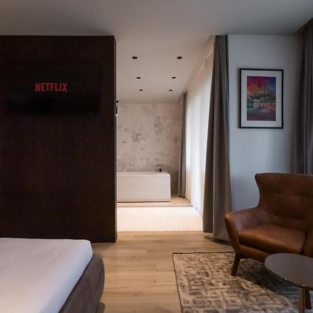 Emery Hotel Prishtinë Ngoại thất bức ảnh