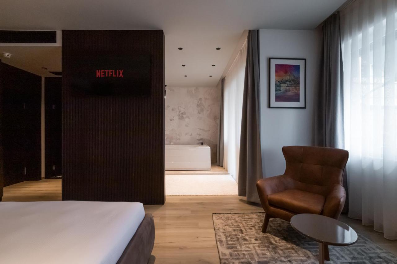 Emery Hotel Prishtinë Ngoại thất bức ảnh