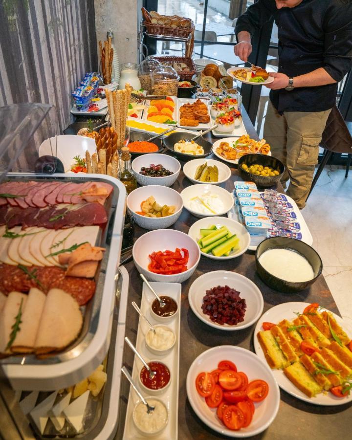 Emery Hotel Prishtinë Ngoại thất bức ảnh