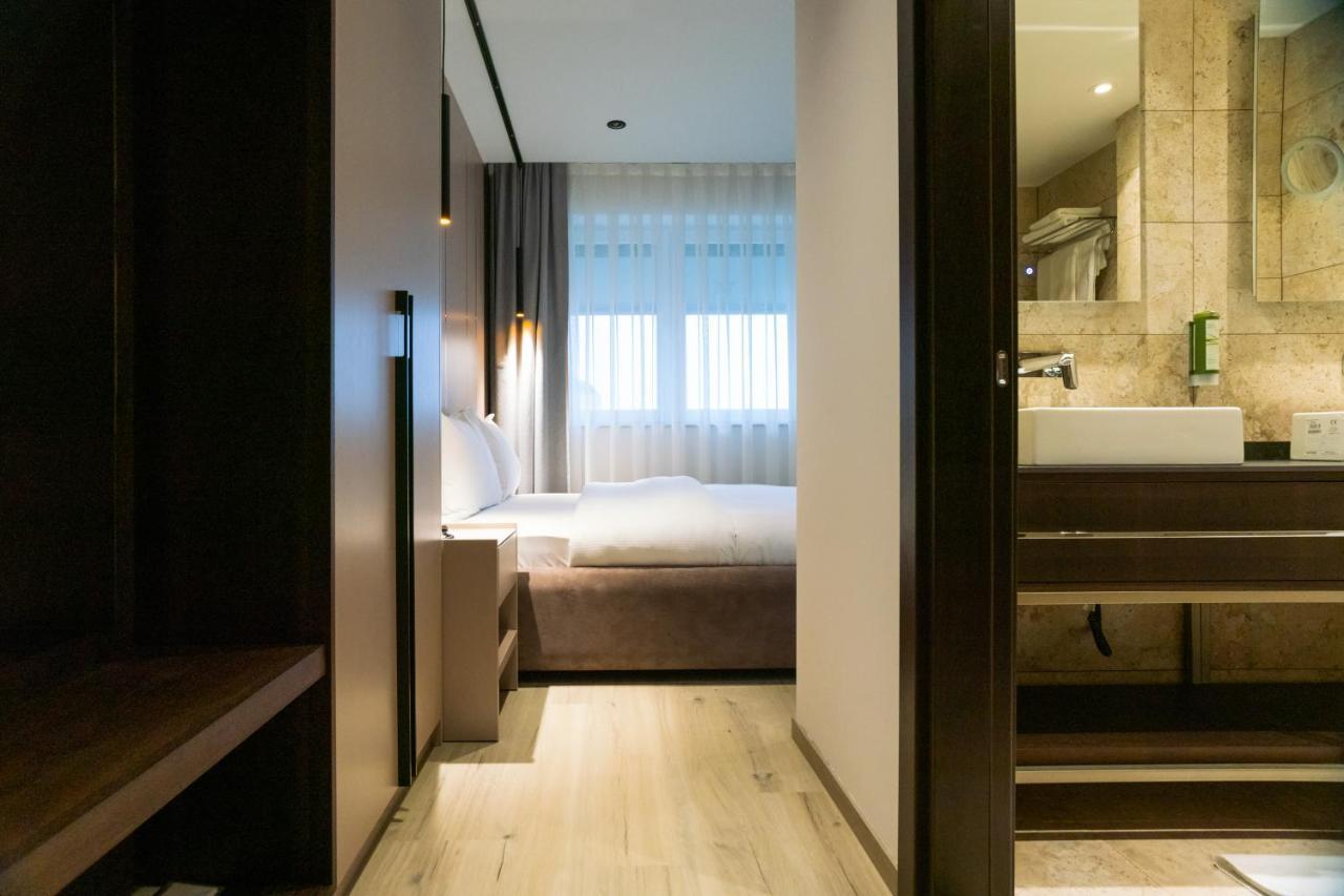 Emery Hotel Prishtinë Ngoại thất bức ảnh