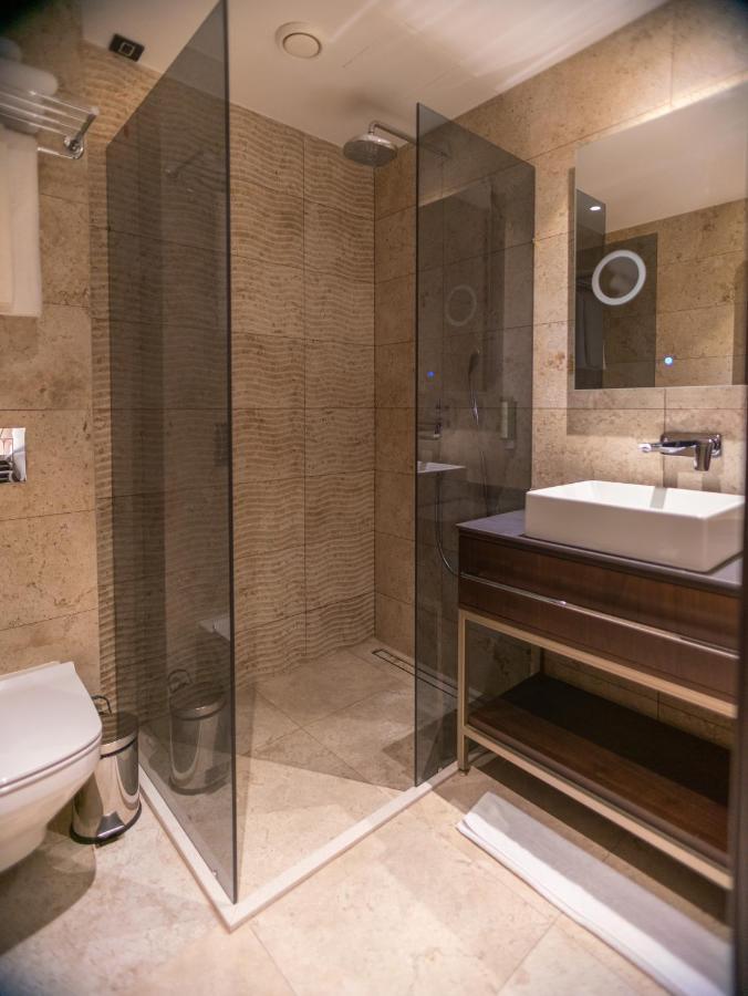 Emery Hotel Prishtinë Ngoại thất bức ảnh