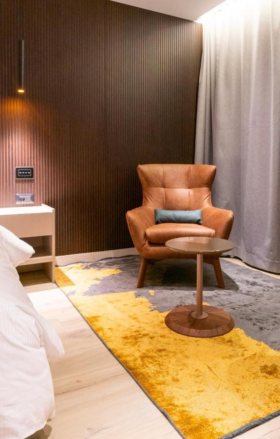 Emery Hotel Prishtinë Ngoại thất bức ảnh