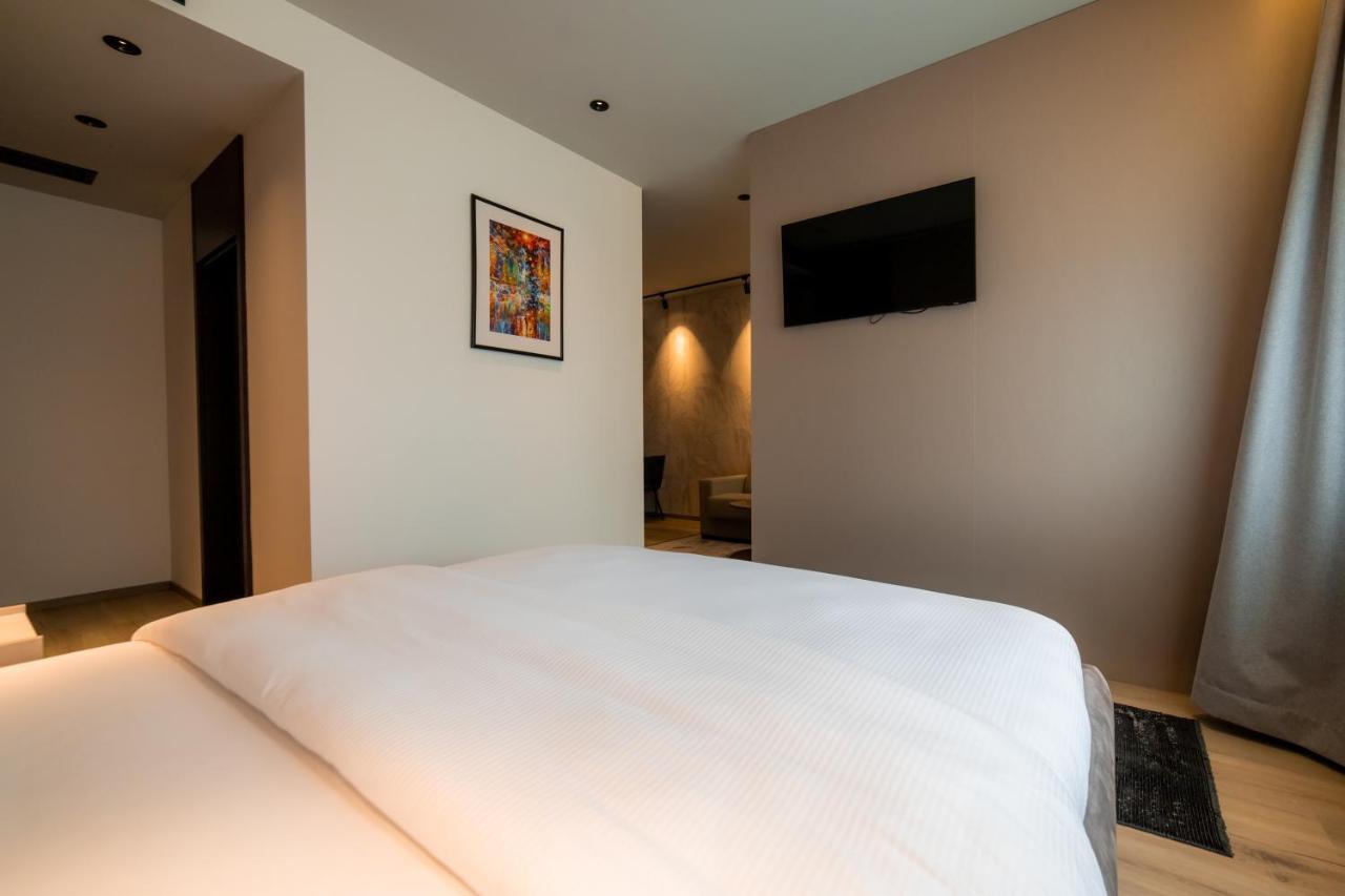 Emery Hotel Prishtinë Ngoại thất bức ảnh
