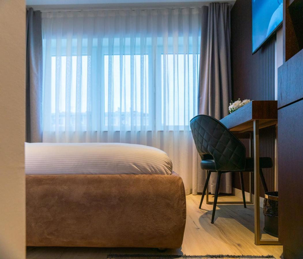 Emery Hotel Prishtinë Ngoại thất bức ảnh