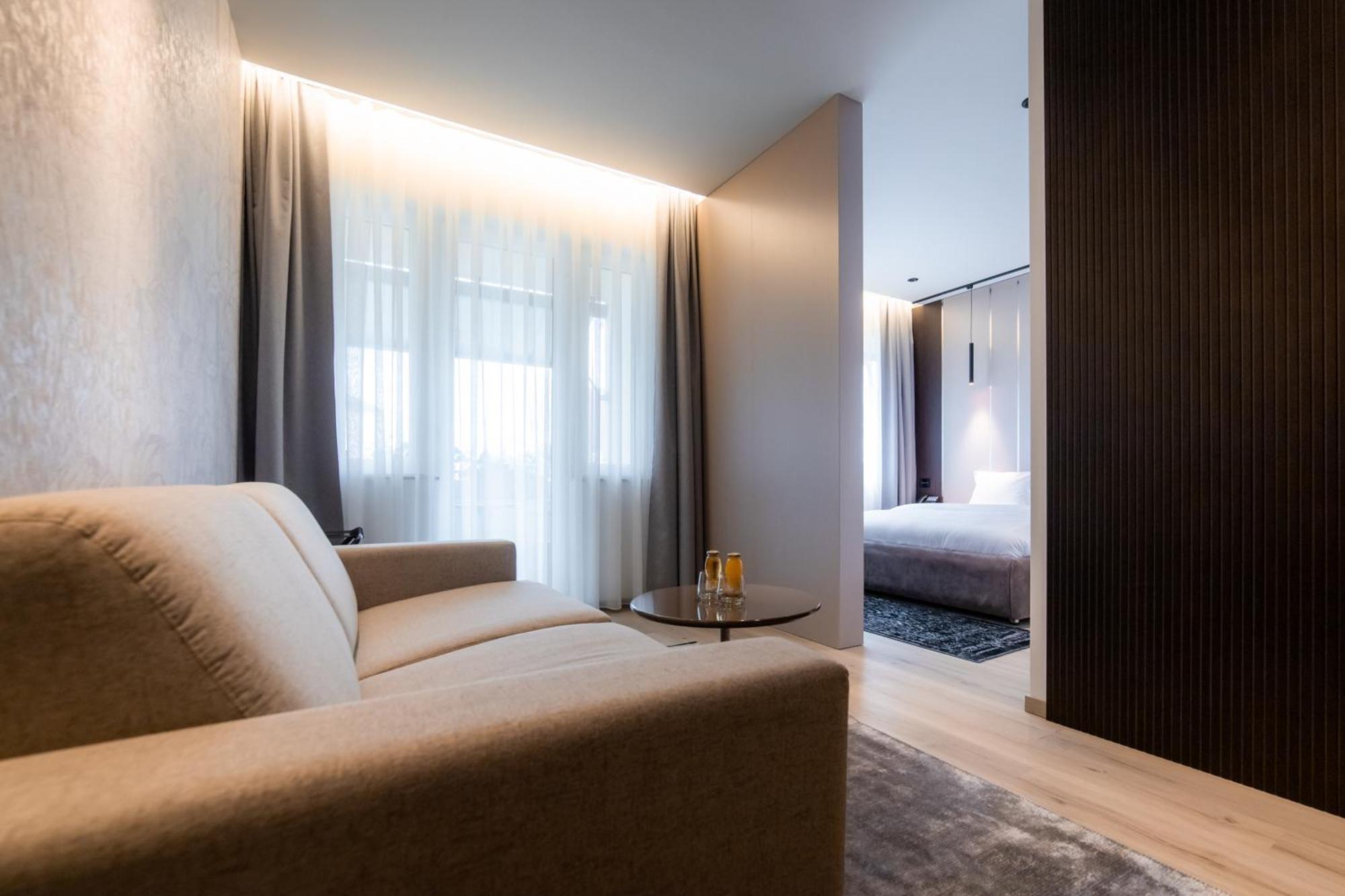 Emery Hotel Prishtinë Ngoại thất bức ảnh