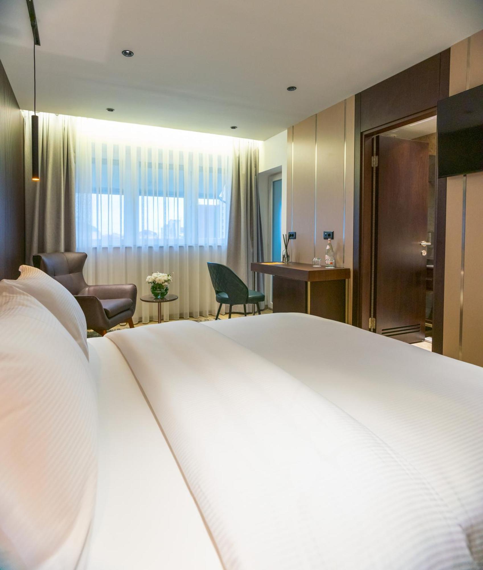 Emery Hotel Prishtinë Ngoại thất bức ảnh