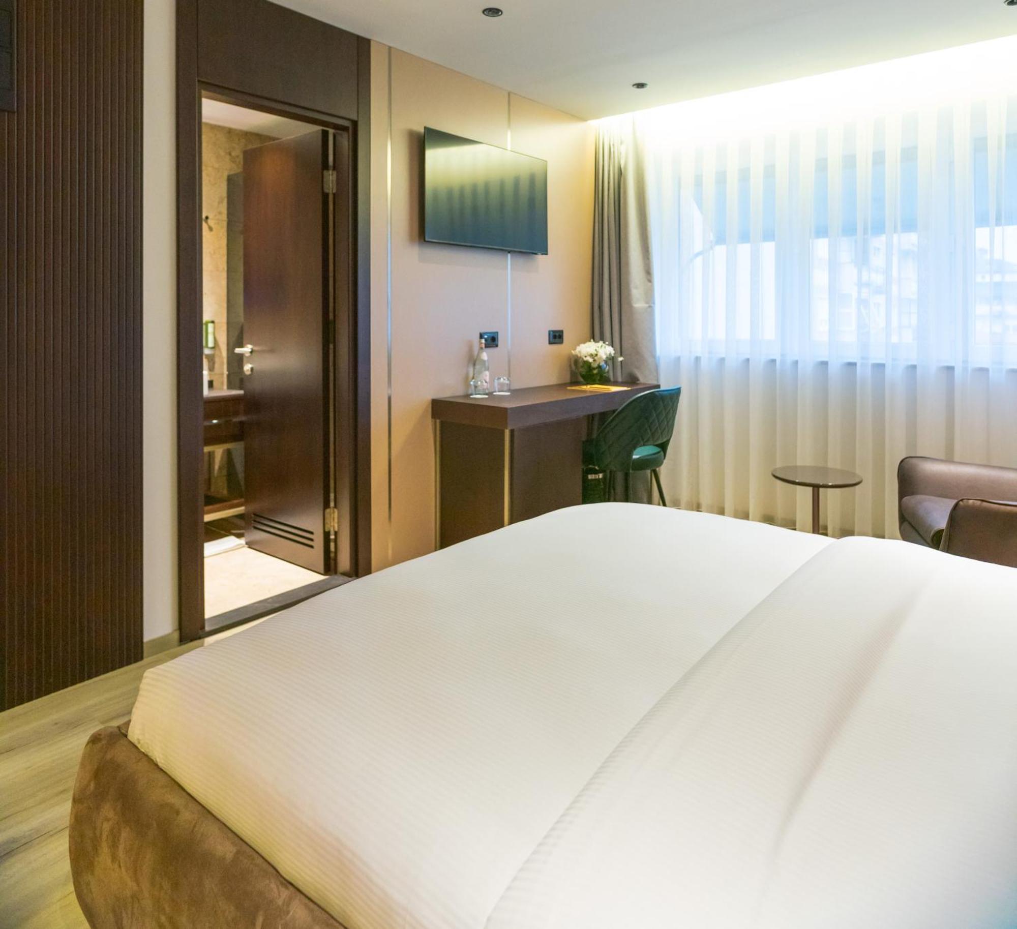 Emery Hotel Prishtinë Ngoại thất bức ảnh